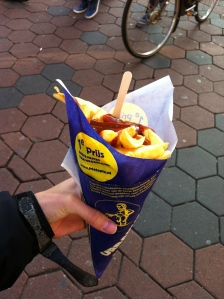A cone of friets with curry sauce